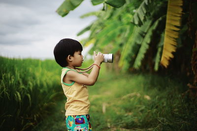 Children learn to take pictures with a mirrorless camera.