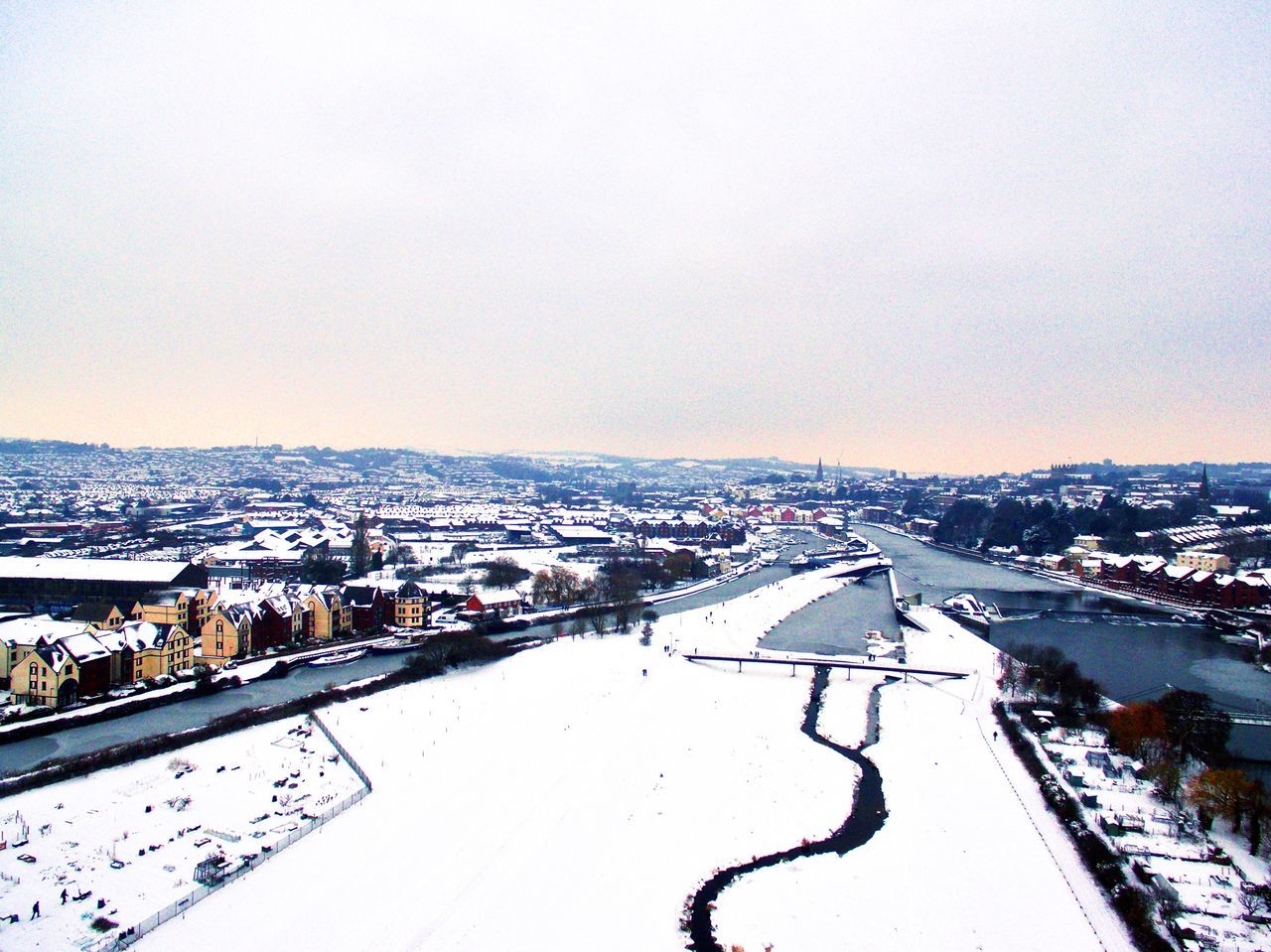 HIGH ANGLE VIEW OF SNOW COVERED BUILDINGS IN CITY