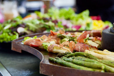 Asparagus and bacon on a heatplate