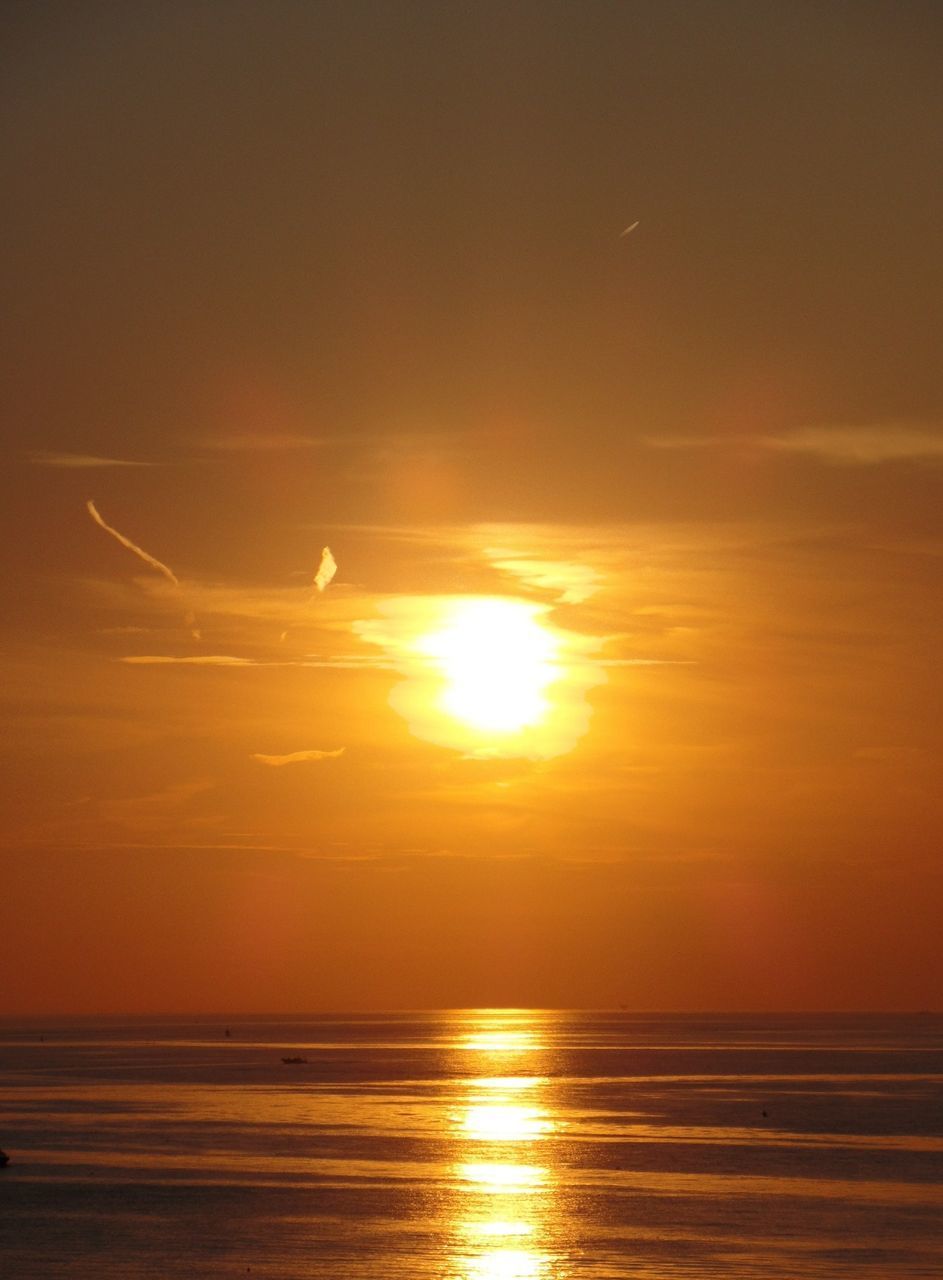 SCENIC VIEW OF SEA AGAINST SKY AT SUNSET