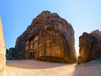 Al-khazneh treasury landmark carved in rock, unesco heritage site of petra, jordan, middle east