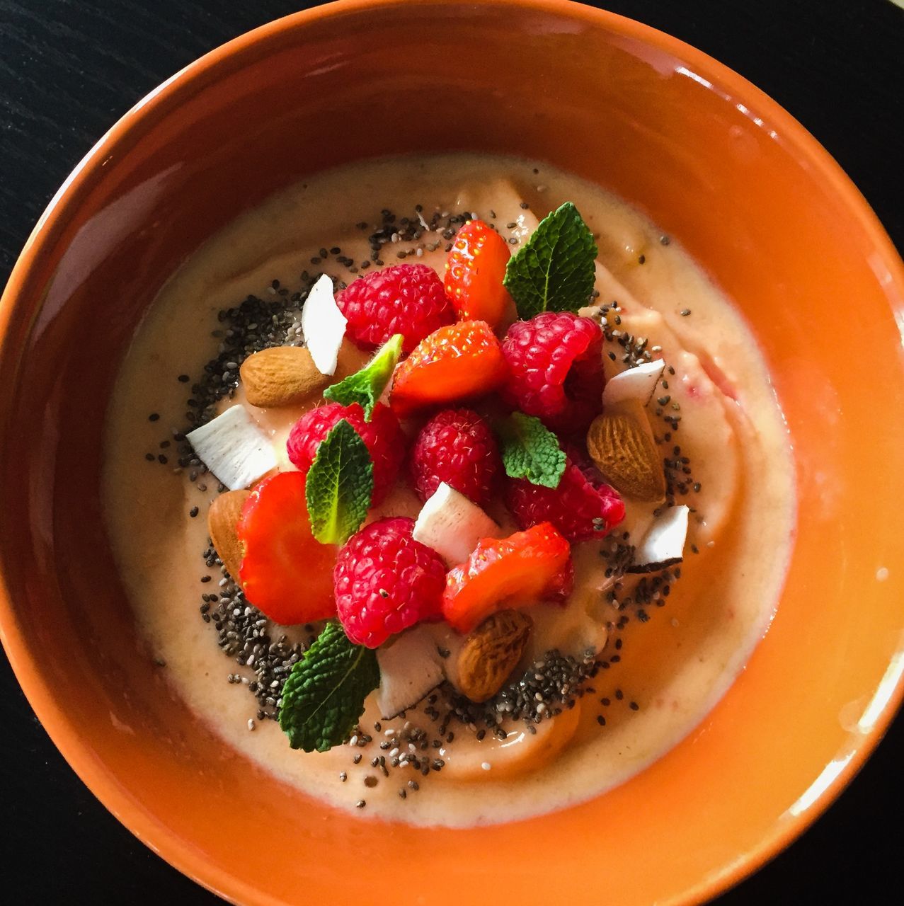 DIRECTLY ABOVE SHOT OF FRUIT SALAD ON BOWL