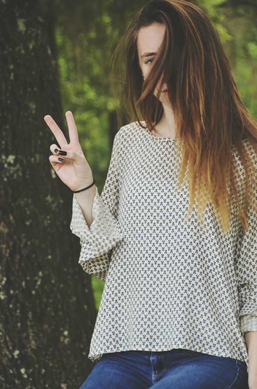 young adult, lifestyles, casual clothing, leisure activity, young women, long hair, person, standing, waist up, focus on foreground, three quarter length, front view, brown hair, blond hair, fashion, side view