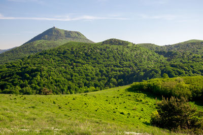 View from the puy-des-goules volcano hiking trail