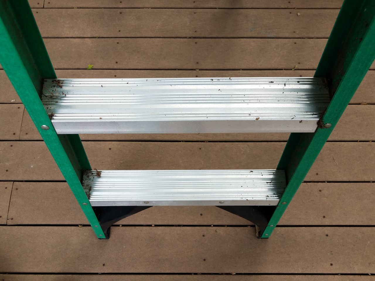 HIGH ANGLE VIEW OF EMPTY BENCH IN CONTAINER