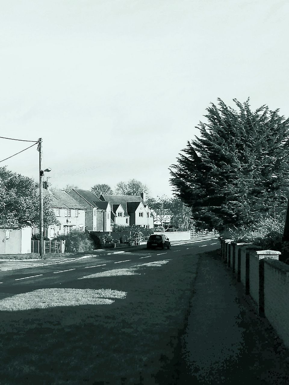 transportation, road, land vehicle, car, street, clear sky, architecture, built structure, building exterior, mode of transport, the way forward, tree, street light, road marking, city, copy space, sky, diminishing perspective, incidental people, outdoors