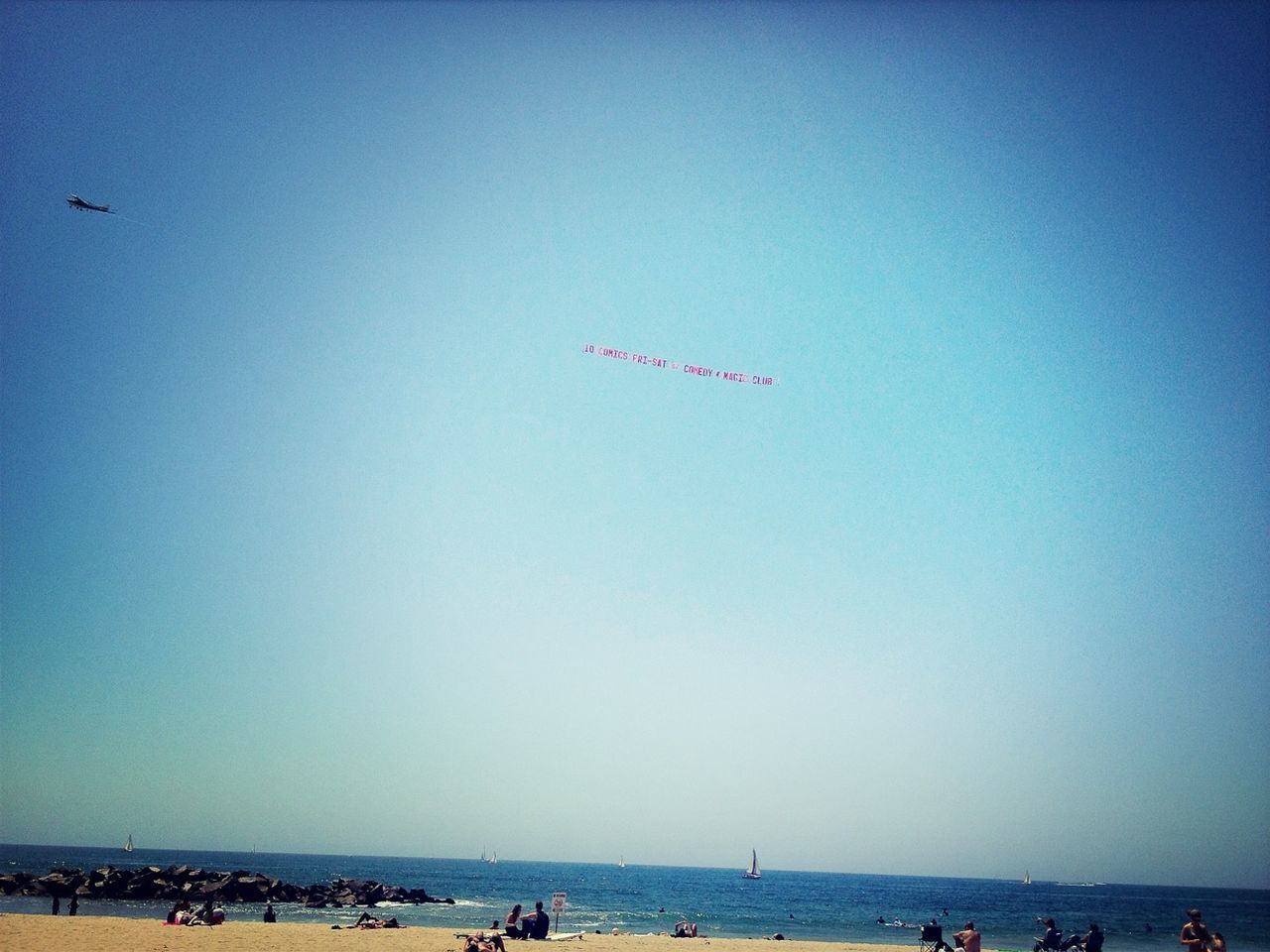 sea, clear sky, beach, large group of people, copy space, horizon over water, water, leisure activity, lifestyles, blue, vacations, men, mixed age range, shore, enjoyment, flying, nature, scenics, sand