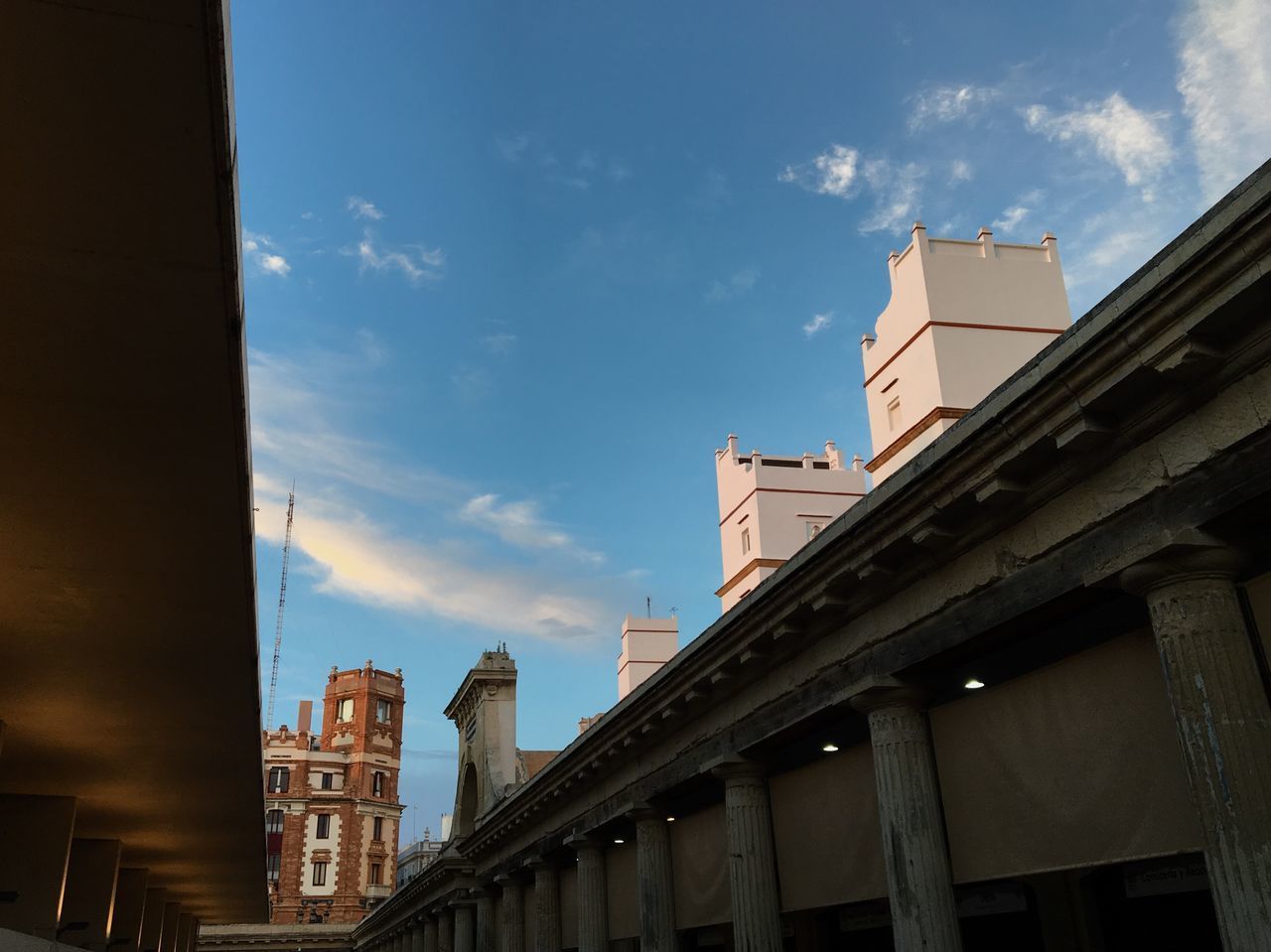 LOW ANGLE VIEW OF BUILDINGS IN CITY AGAINST SKY