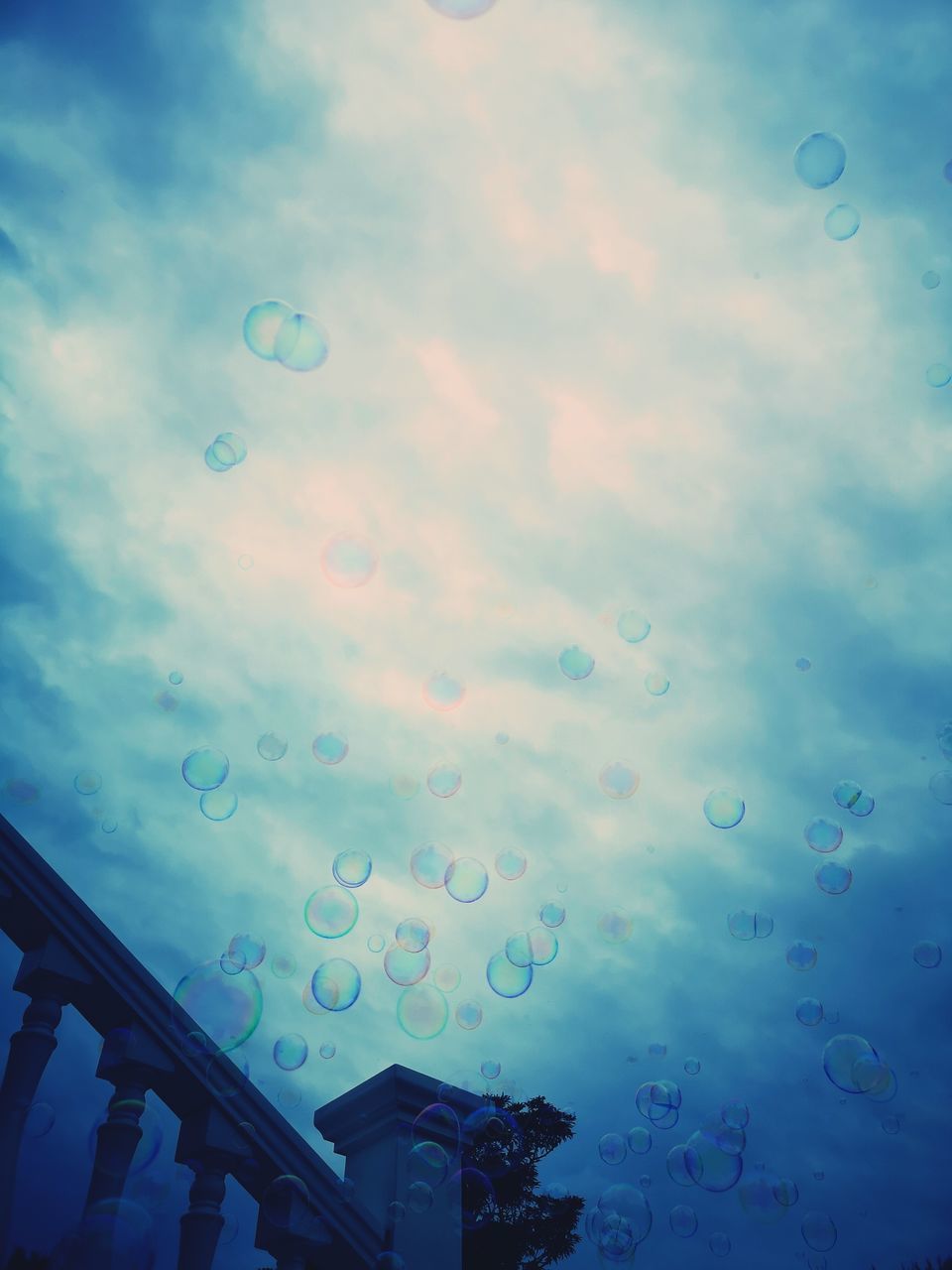 LOW ANGLE VIEW OF BUBBLES AGAINST SEA