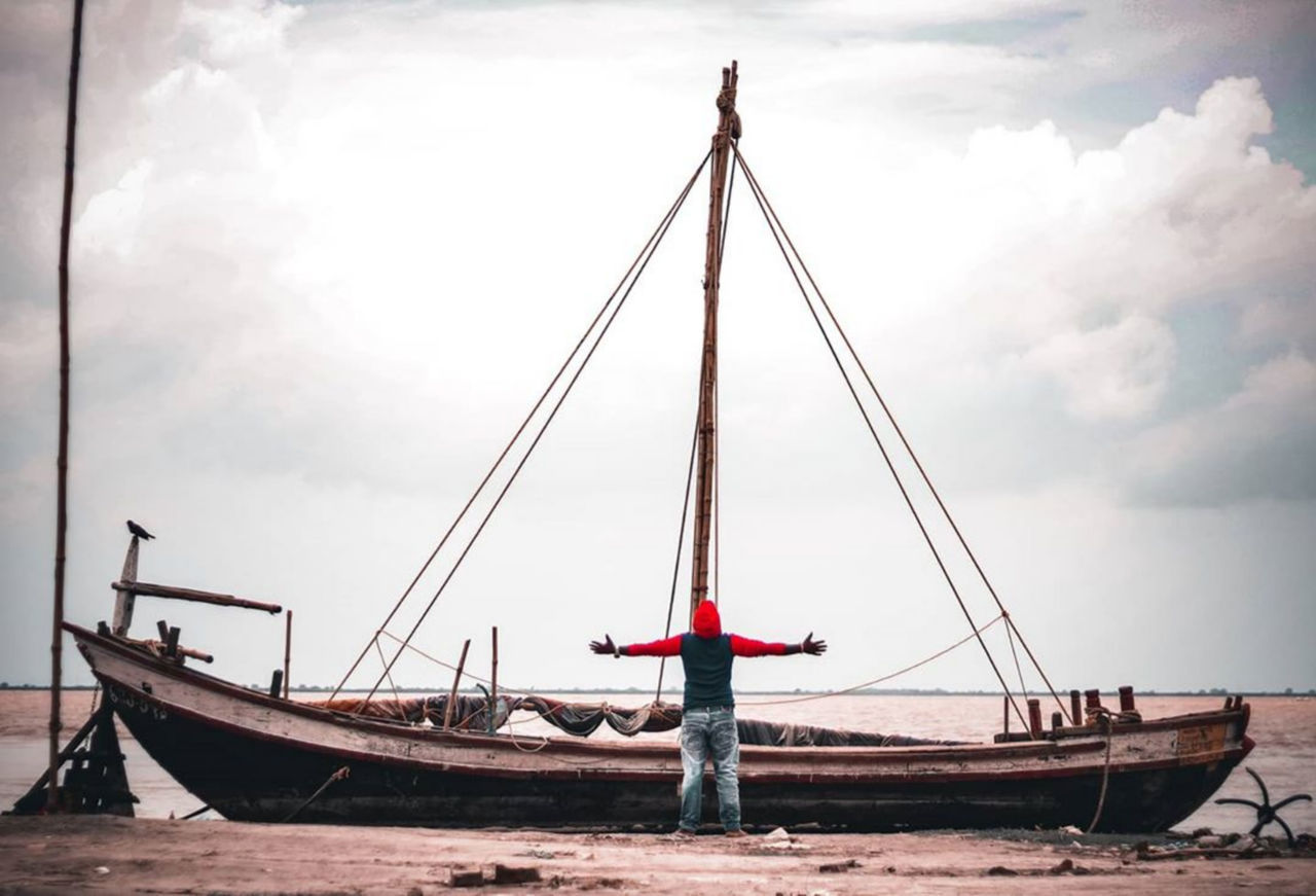 VIEW OF SAILBOAT ON BEACH