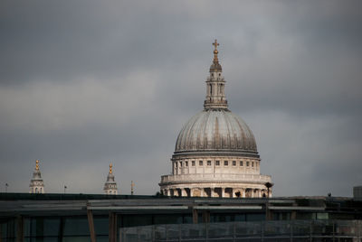 St paul cathedral against cloudy sky