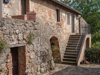 Ancient farmhouse and rural dwelling with outdoor stairs in monteriggioni, siena - italy.