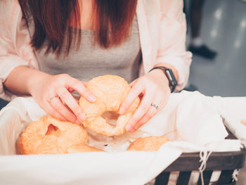 Beauty hand hold for serve hot bread in restaurant with copy space