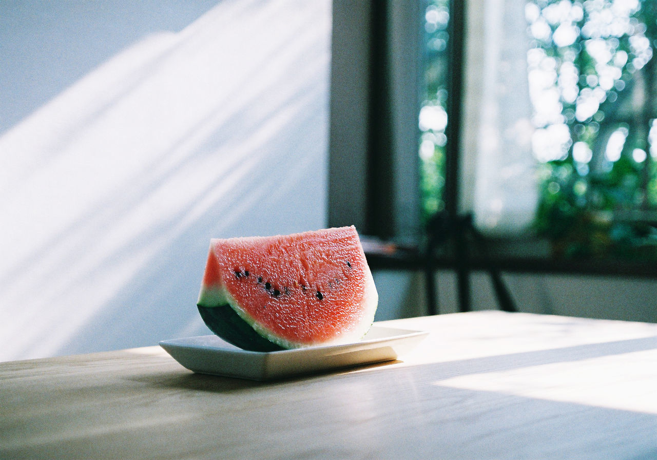 CLOSE-UP OF STRAWBERRIES ON TABLE