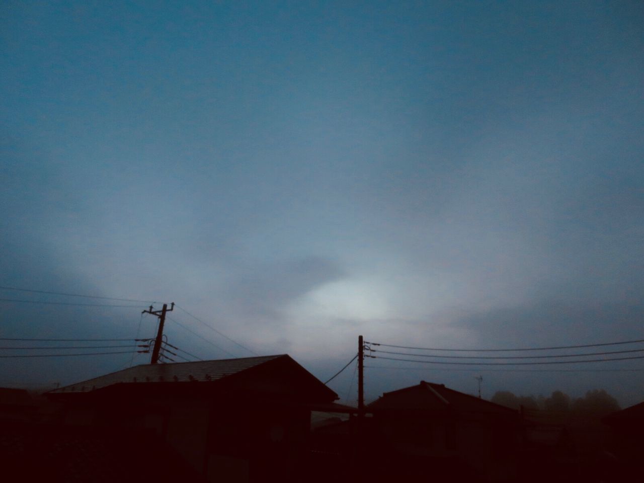 LOW ANGLE VIEW OF SILHOUETTE BUILDING AGAINST SKY AT DUSK