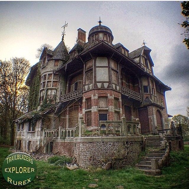 architecture, building exterior, built structure, old, abandoned, sky, tree, obsolete, history, run-down, low angle view, clear sky, damaged, day, house, outdoors, deterioration, the past, grass, facade