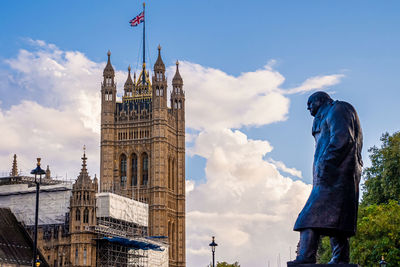 Statue of sir winston churchill facing the houses of parliament in london.