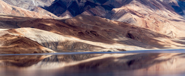 Tso moriri mountain lake panorama with mountains and blue sky reflections in the lake