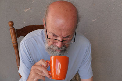 Poor old man drinking coffee 
