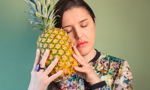 Portrait of woman holding fruit