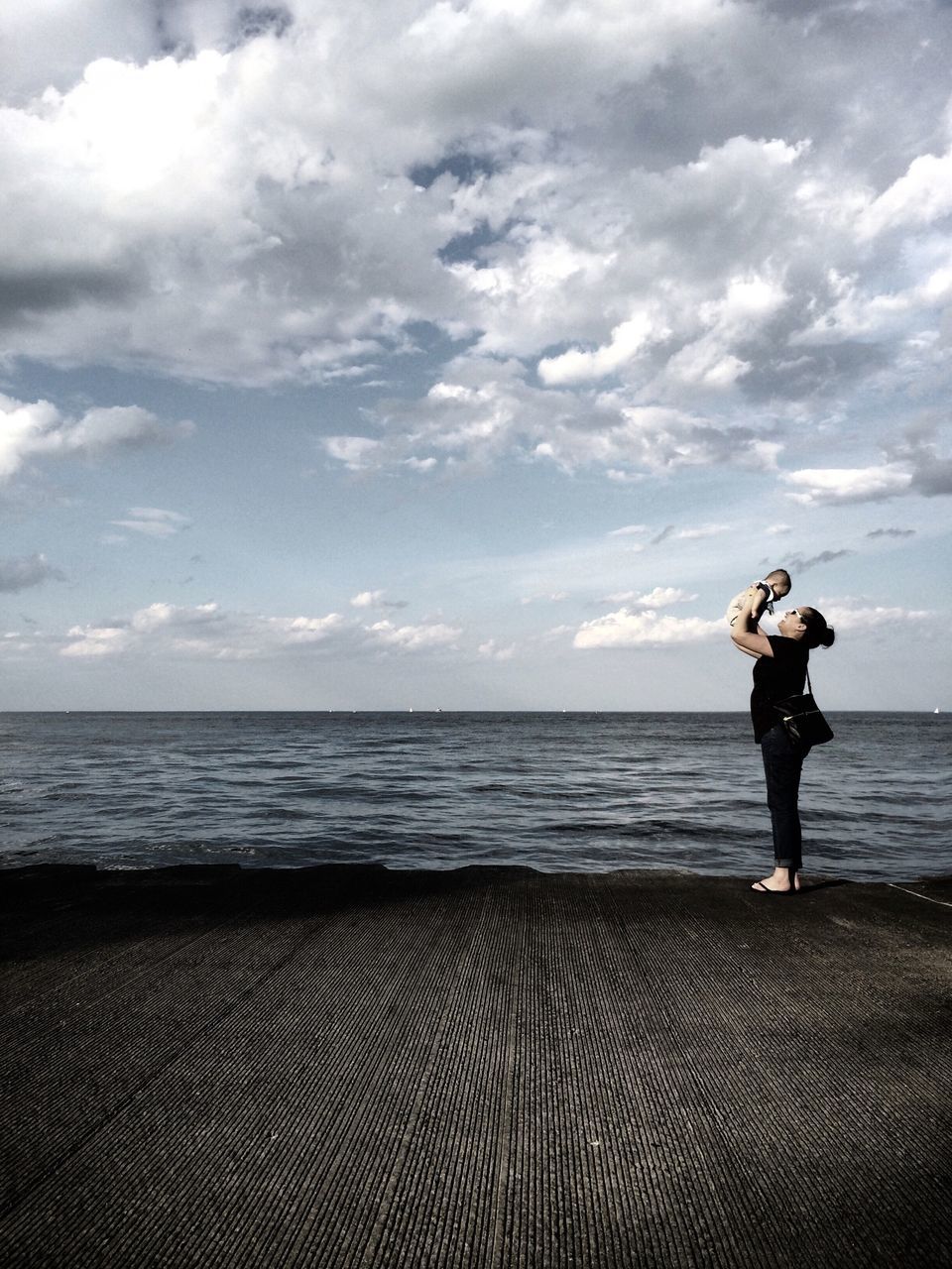 sea, full length, horizon over water, lifestyles, beach, leisure activity, sky, water, standing, shore, cloud - sky, rear view, casual clothing, vacations, tranquil scene, beauty in nature, scenics, person