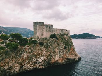 Scenic view of fort on cliff