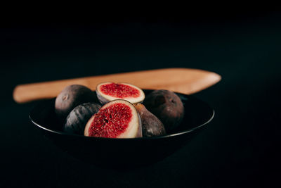 Close-up of fig fruits in bowl