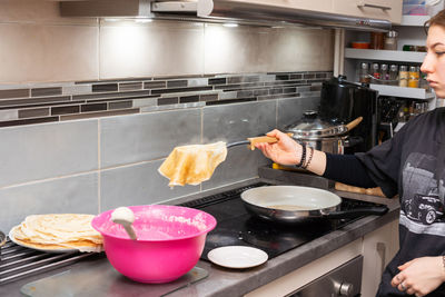 Midsection of man preparing food in kitchen