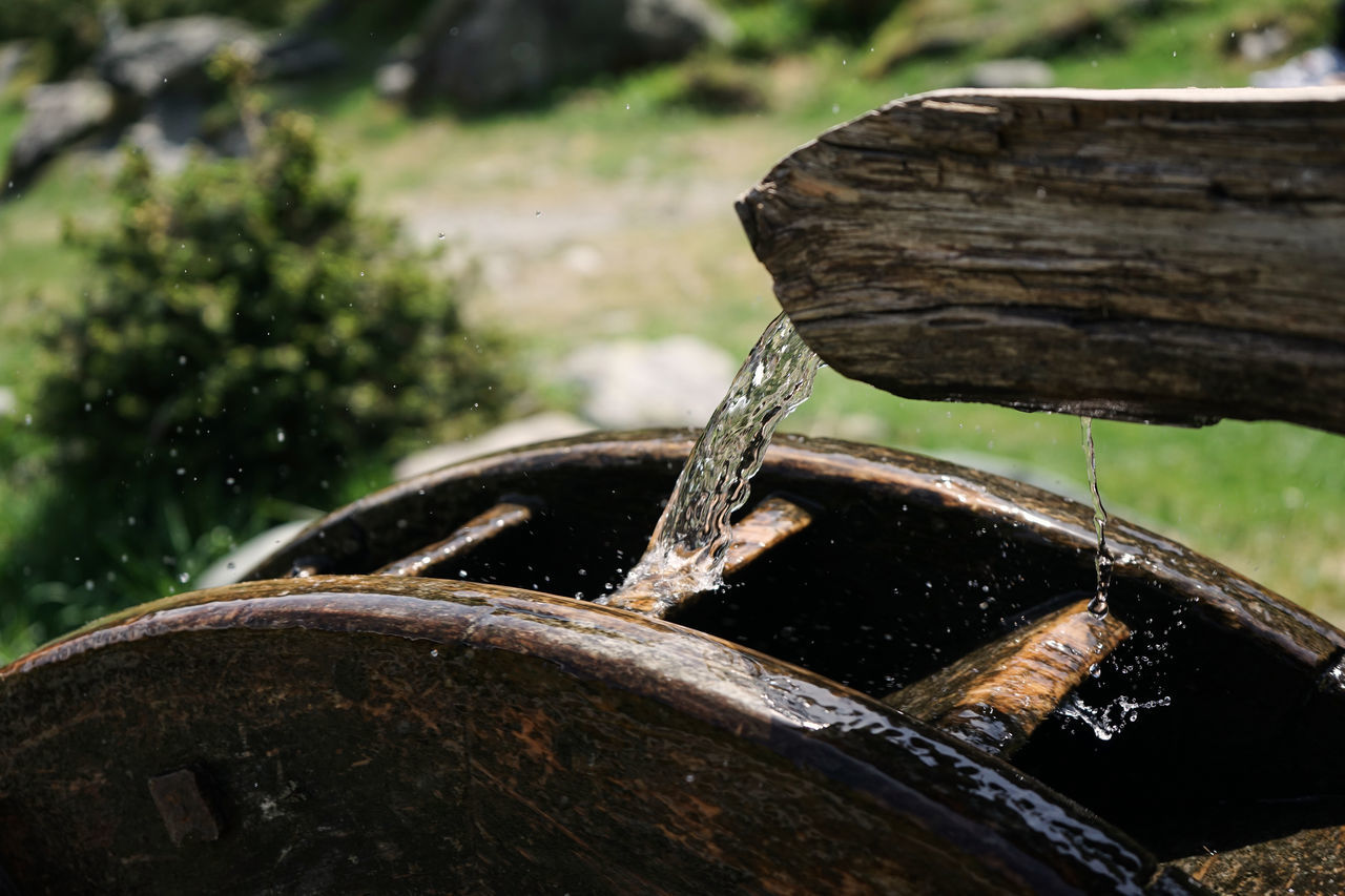 CLOSE-UP OF WATER DROPS ON FOUNTAIN AGAINST BLURRED BACKGROUND