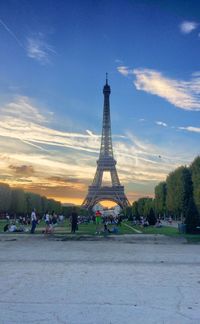 Tourists looking at eiffel tower