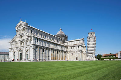 Leaning tower of pisa against blue sky