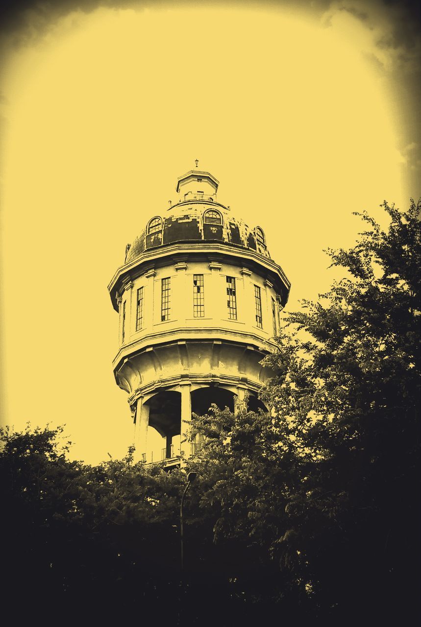 LOW ANGLE VIEW OF BUILDING AGAINST CLEAR SKY