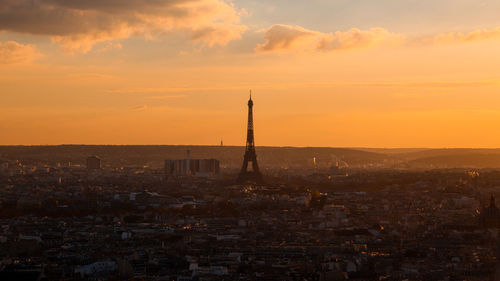 Eiffel tower in golden hour