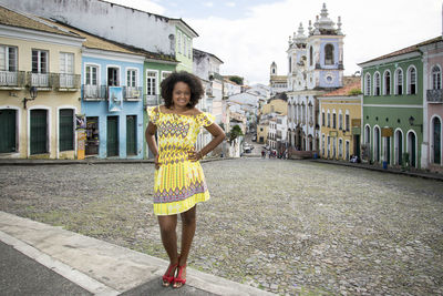 Portraiing in cityt of young woman stand