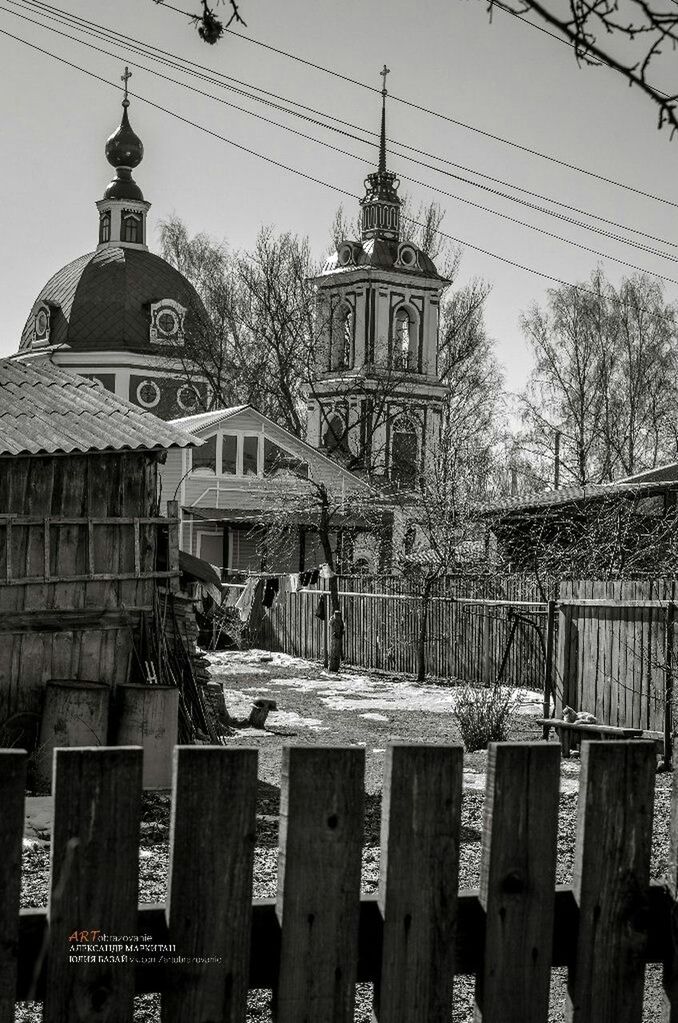 architecture, building exterior, built structure, place of worship, religion, spirituality, church, tree, low angle view, sky, day, facade, text, outdoors, city, old, cross, history