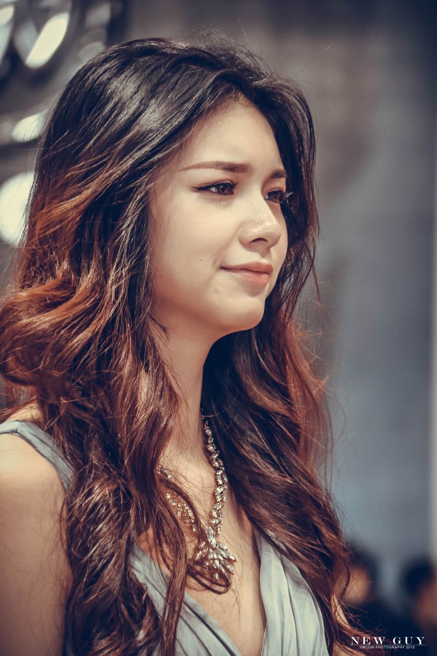 young women, long hair, young adult, person, portrait, headshot, looking at camera, lifestyles, front view, close-up, focus on foreground, leisure activity, indoors, beauty, smiling, brown hair, head and shoulders