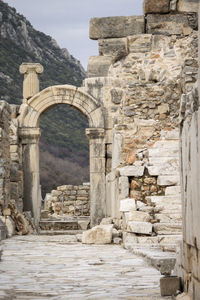 Ancient marble arch in the ancient city of ephesus, selcuk, turkey