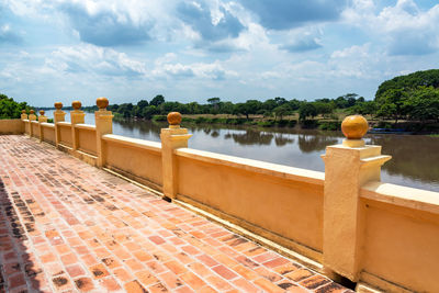 Retaining wall by magdalena river against sky