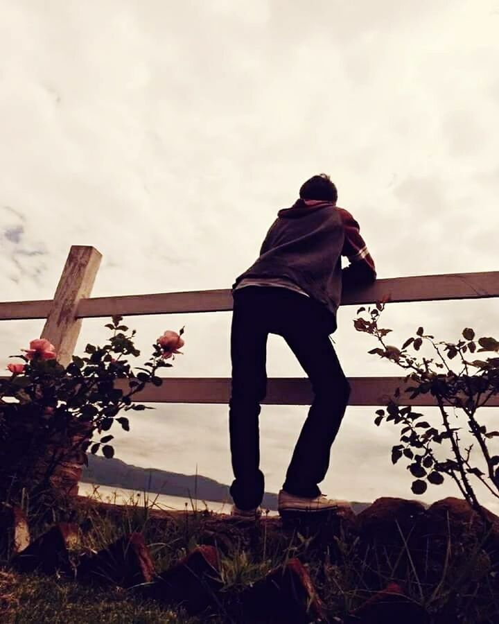 LOW ANGLE VIEW OF MAN AGAINST PLANTS