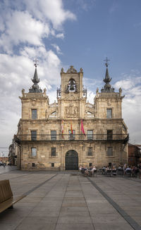 Facade of the 17th century baroque town hall in the city of astorga, spain
