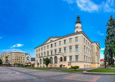 Drohobych, ukraine. town hall on the market square in drohobych, ukraine, on a summer day