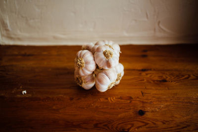 Close-up of garlic bulbs on table