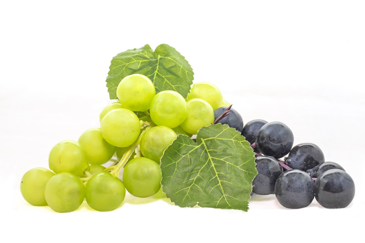 CLOSE-UP OF GRAPES IN PLATE