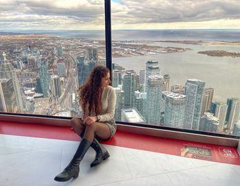 Side view of woman looking at cityscape