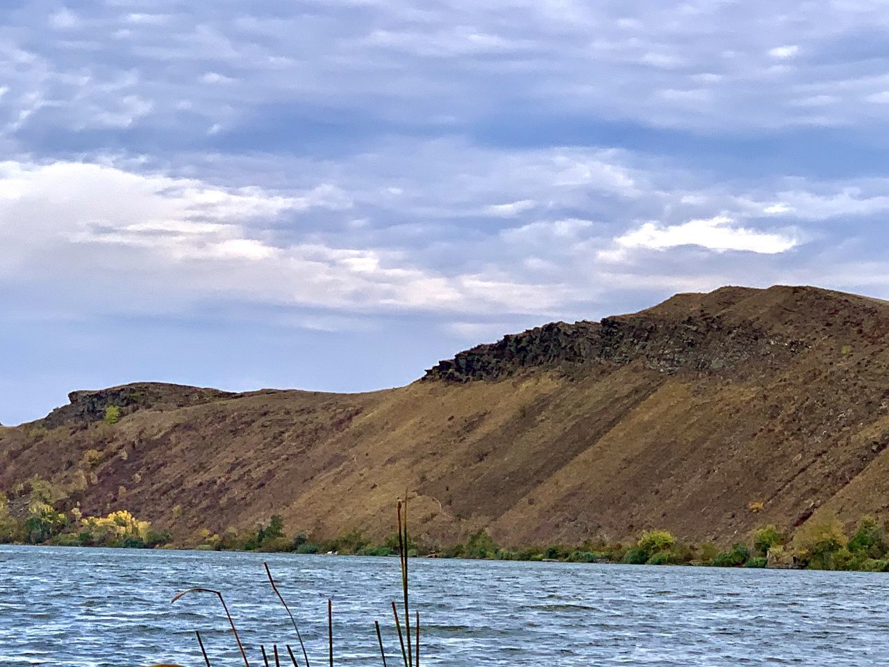 LAKE BY MOUNTAINS AGAINST SKY