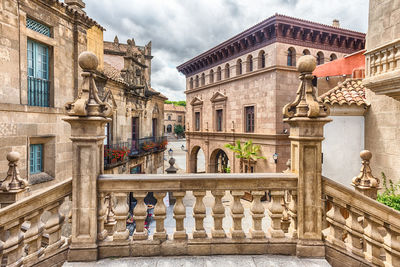 Statue of historic building against sky