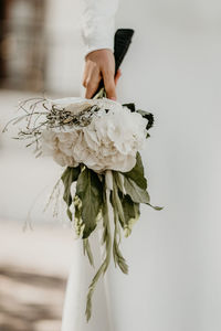 Close-up of woman holding white roses