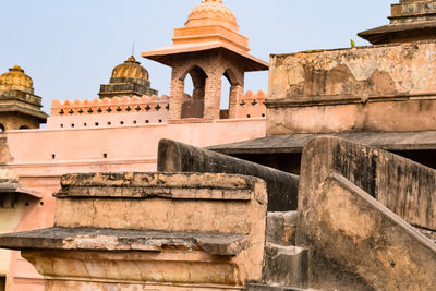 Beautiful view of orchha palace fort, raja mahal and chaturbhuj temple from jahangir mahal, orchha