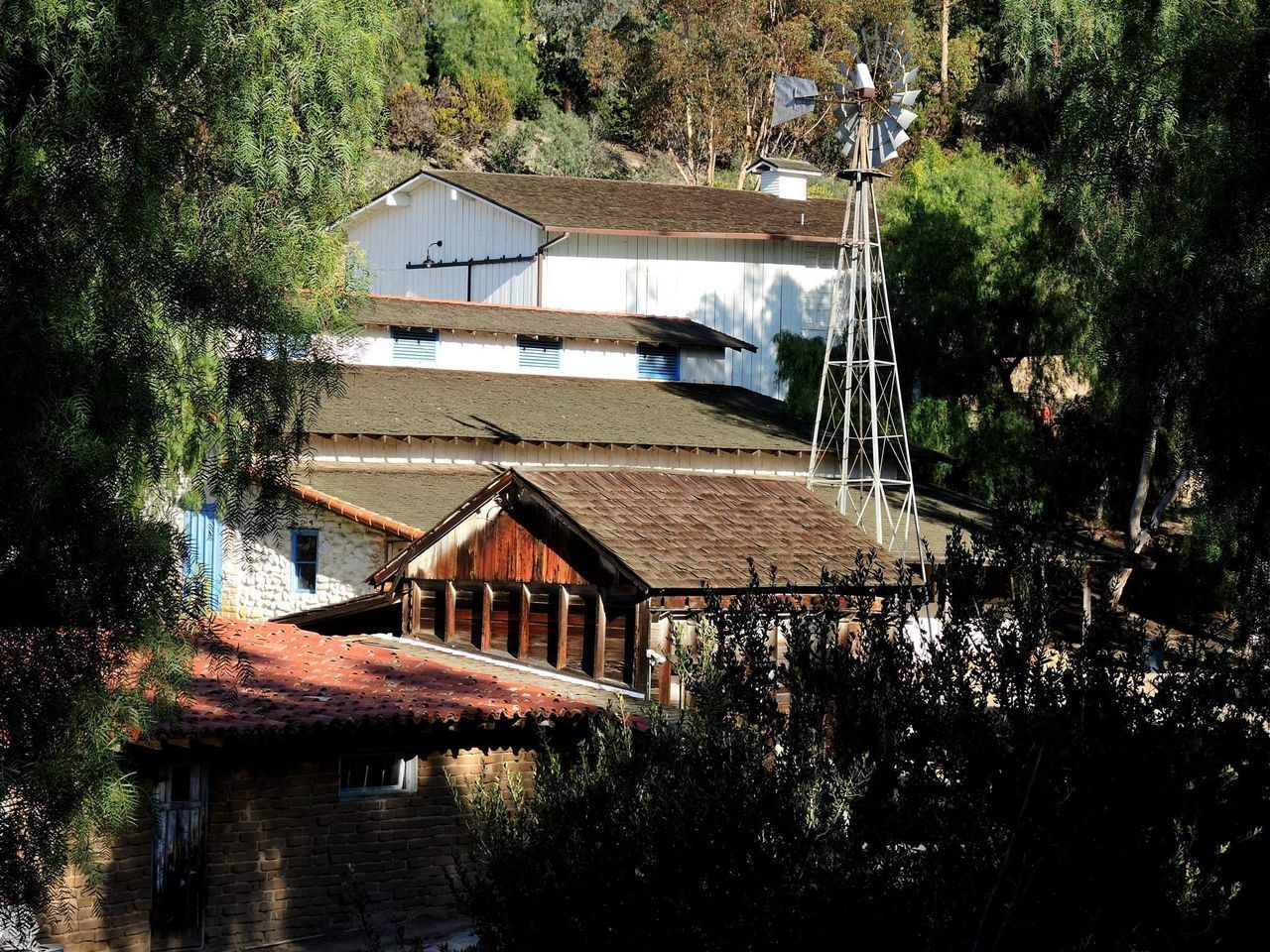 HOUSES BY LAKE AGAINST SKY