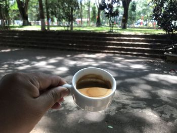 Man holding coffee cup